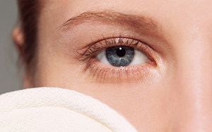 示意图：小分子肽酶分解油脂和污垢的原理